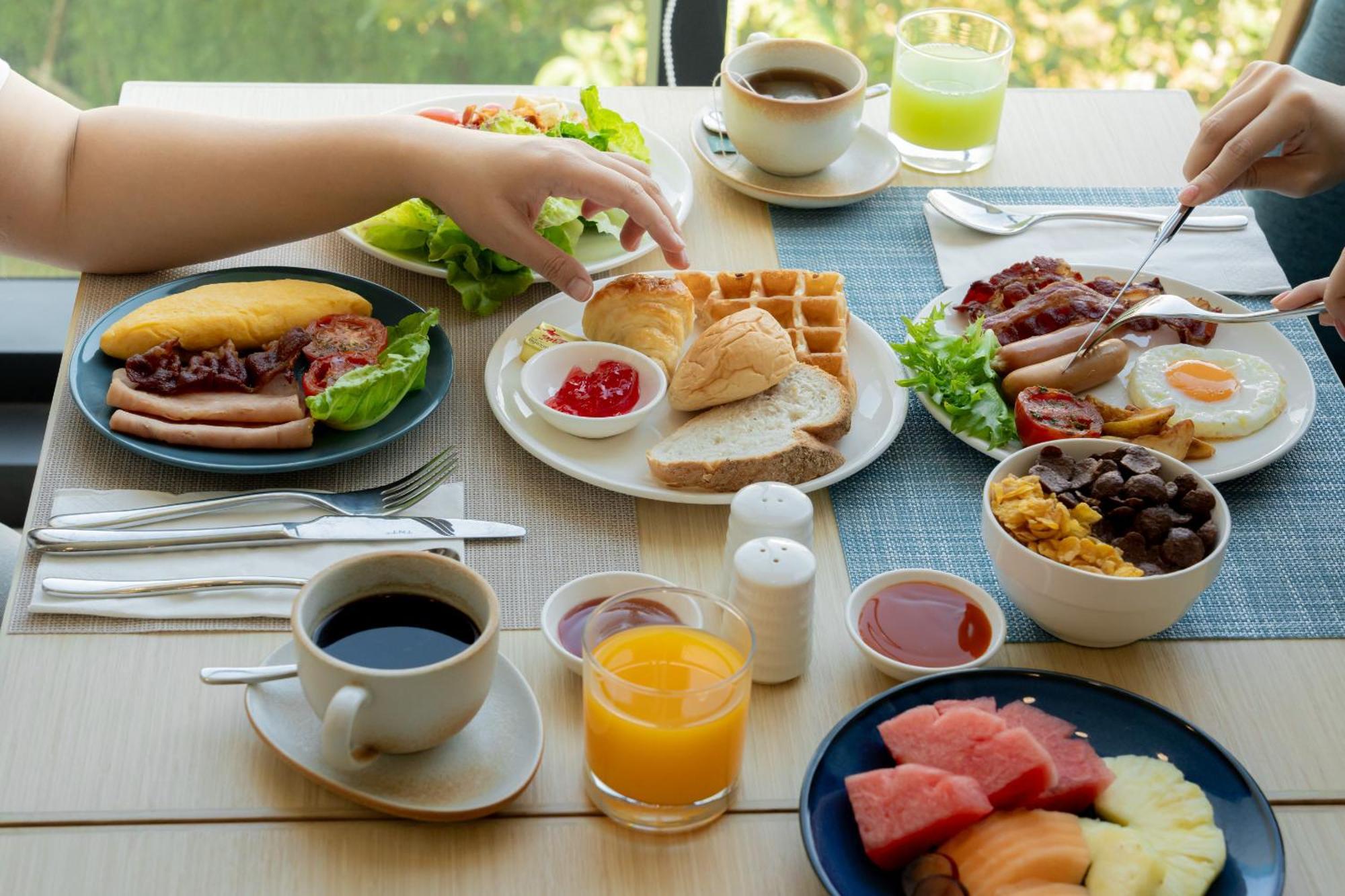 Somerset Pattaja Kültér fotó A typical American breakfast