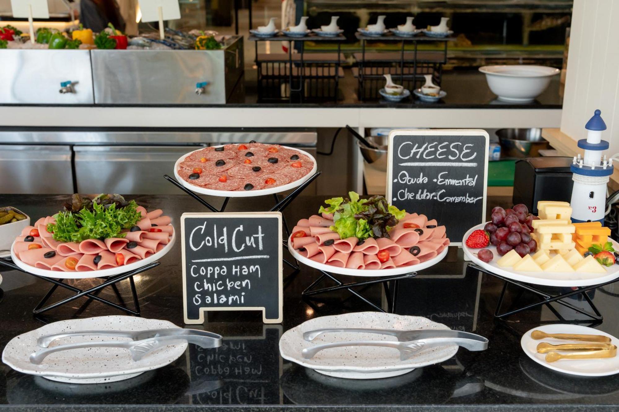 Somerset Pattaja Kültér fotó A buffet with cold cuts and cheese
