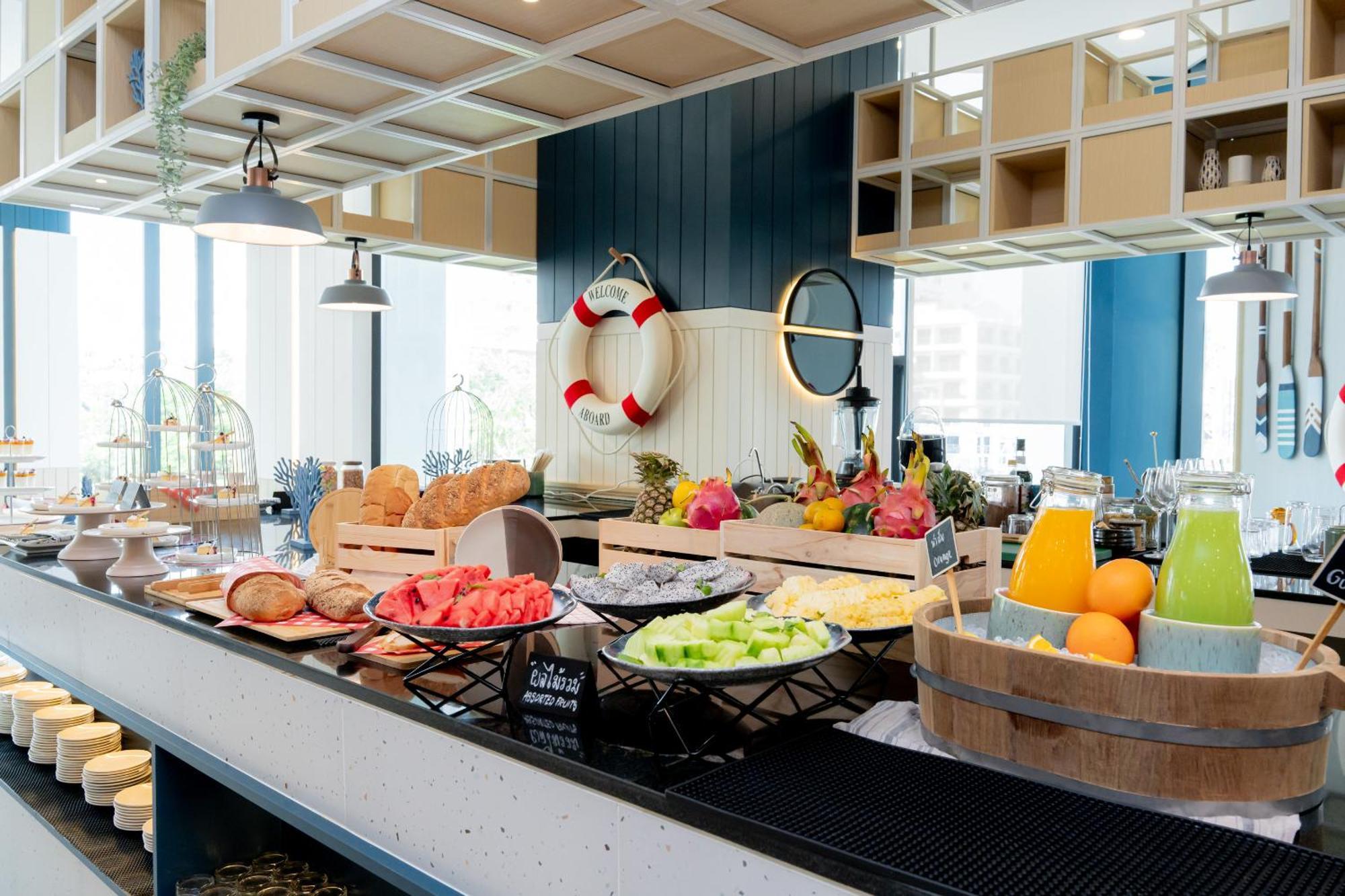 Somerset Pattaja Kültér fotó A buffet at a hotel