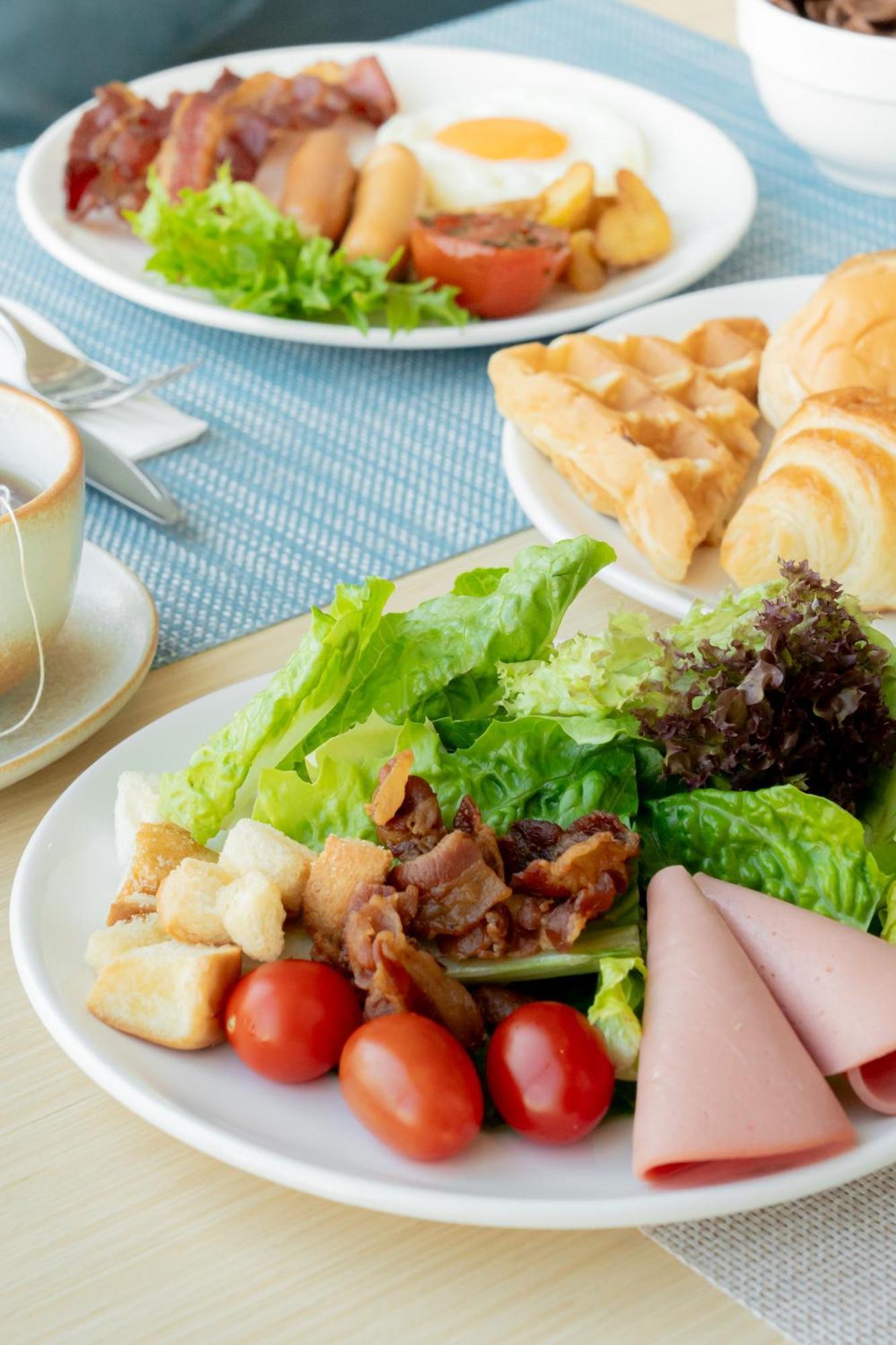 Somerset Pattaja Kültér fotó A salad with bacon